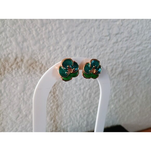 Vintage 1989 Avon Pansy Stud Earrings, Green And Gold Tone - Picture 2 of 4